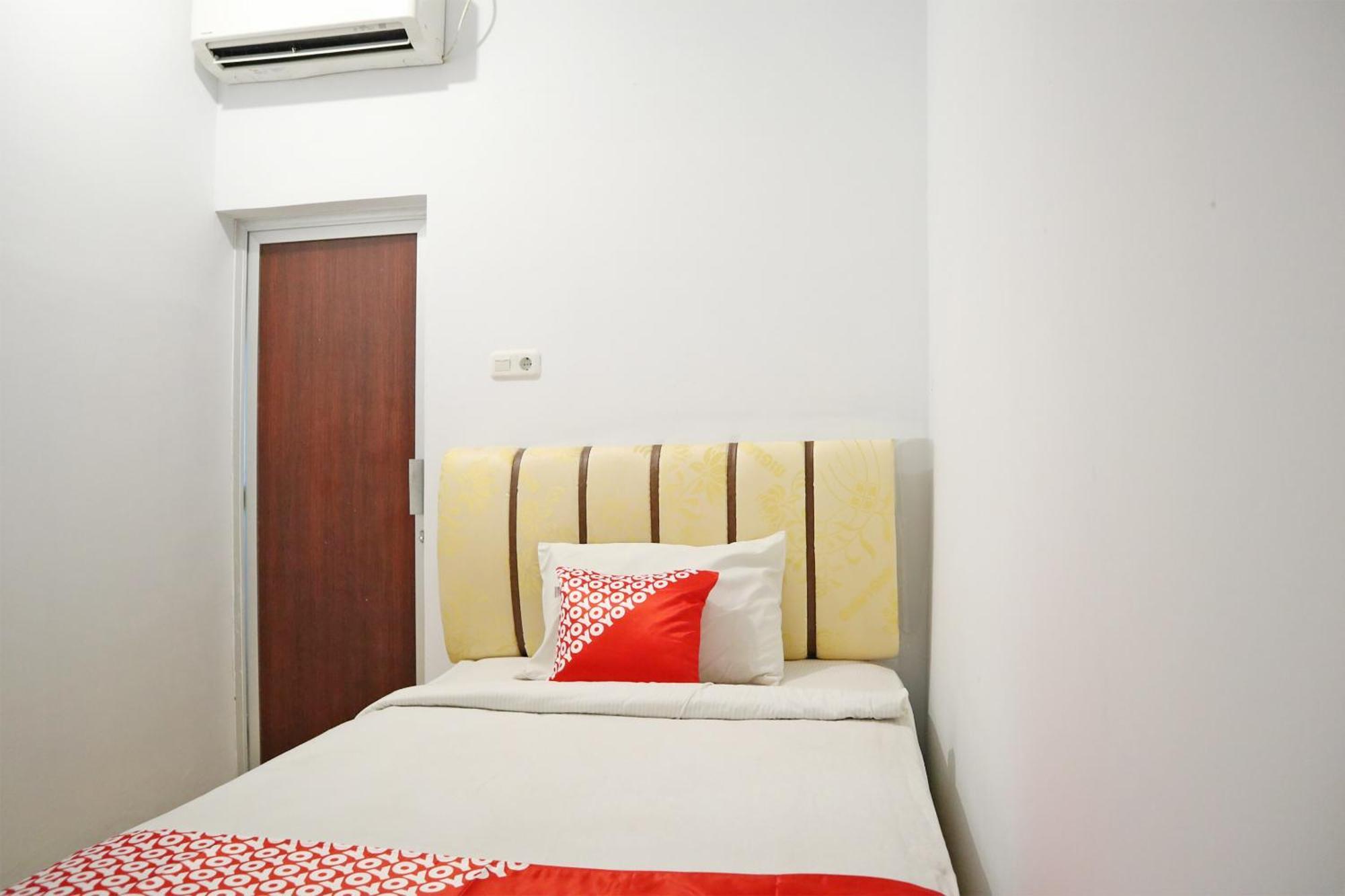 Oyo 1673 M Authentic Kost Man Hotel Padang  Eksteriør billede
