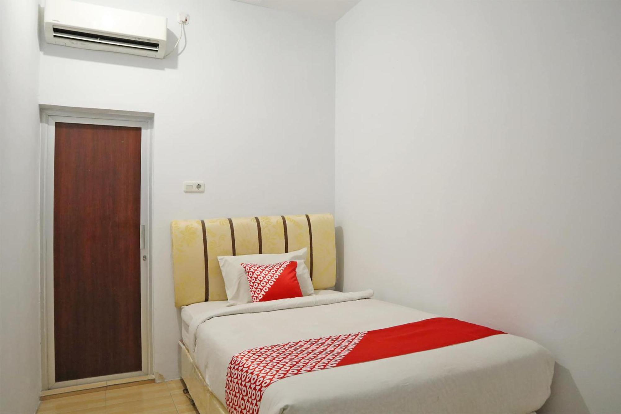 Oyo 1673 M Authentic Kost Man Hotel Padang  Eksteriør billede