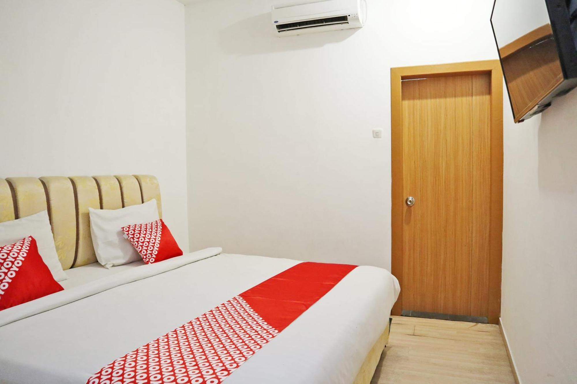 Oyo 1673 M Authentic Kost Man Hotel Padang  Eksteriør billede